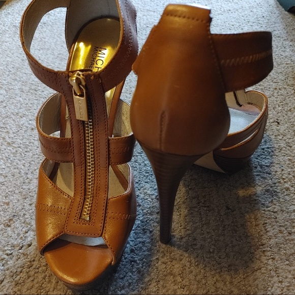 3/100$ Michael Kors leather heels